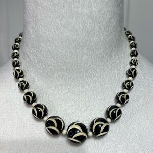 Vintage art deco black/white beaded necklace